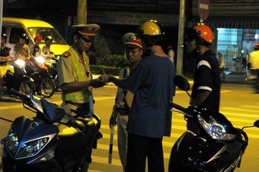 Trắng đêm theo chân CSGT “đo” tốc độ trên phố   