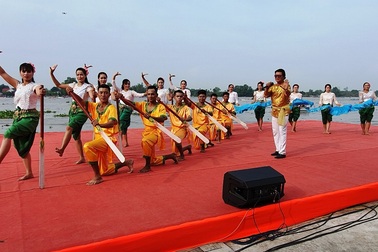 Hàng chục nghìn người dân đến xem đua ghe Ngo tại lễ hội Oóc Om Bóc