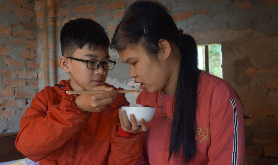 Xót xa cuộc sống cơ cực của người mẹ mù cầu xin ánh sáng cho con - 4 Xót xa cuộc sống cơ cực của người mẹ mù cầu xin ánh sáng cho con - 4