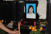 12 người Việt tử nạn ở Thái Lan: Quặn lòng chờ giám định thi thể con