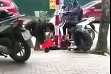 Cô gái tặng áo ấm cho em bé đánh giày giữa mùa đông Hà Nội khiến nhiều người thán phục