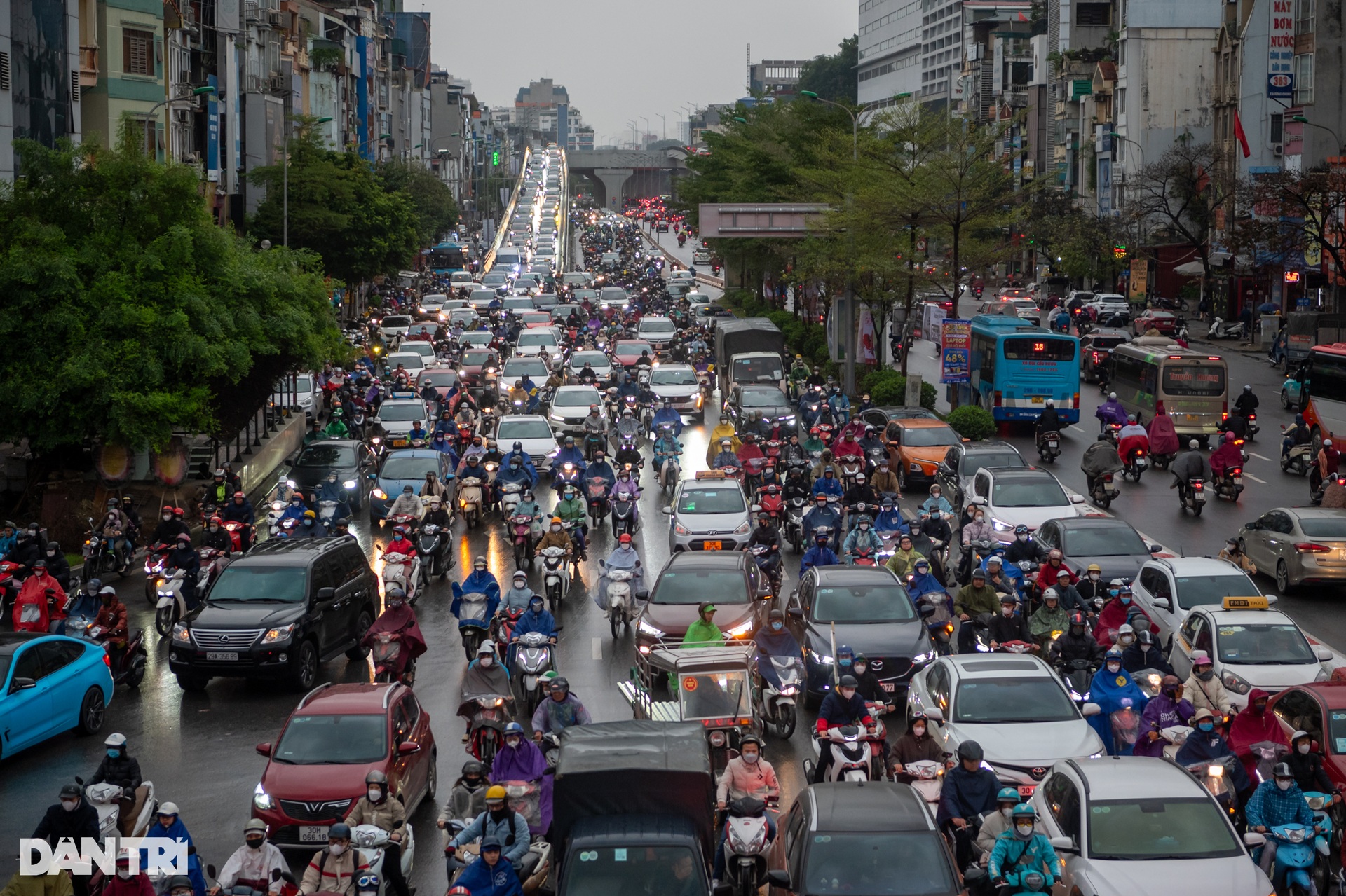 Người Hà Nội chật vật đi làm dưới trời mưa rét 12 độ C - 2 Người Hà Nội chật vật đi làm dưới trời mưa rét 12 độ C - 2