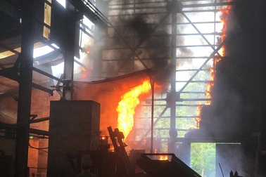 Cháy lớn tại nhà máy luyện thiếc, 8 công nhân may mắn thoát nạn