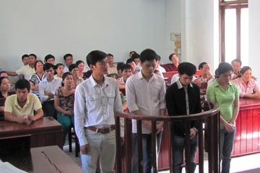 Phạt tù vợ chồng chủ nhân trang web cá độ bóng đá