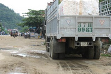 Quốc lộ 48A xuống cấp vì “gánh” nhiều xe tải nặng 