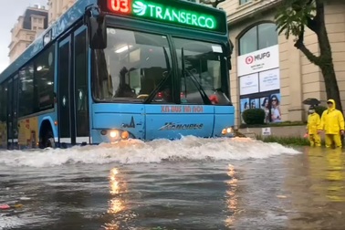 Mưa như trút nước, phố phường Hà Nội ngập sâu