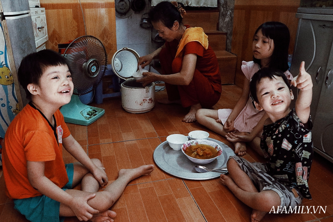 Ánh mắt ngây thơ của 3 đứa trẻ bị bỏ rơi qua khe cửa: "Cháu muốn đi học" - Ảnh 8. Ánh mắt ngây thơ của 3 đứa trẻ bị bỏ rơi qua khe cửa: "Cháu muốn đi học" - Ảnh 8.