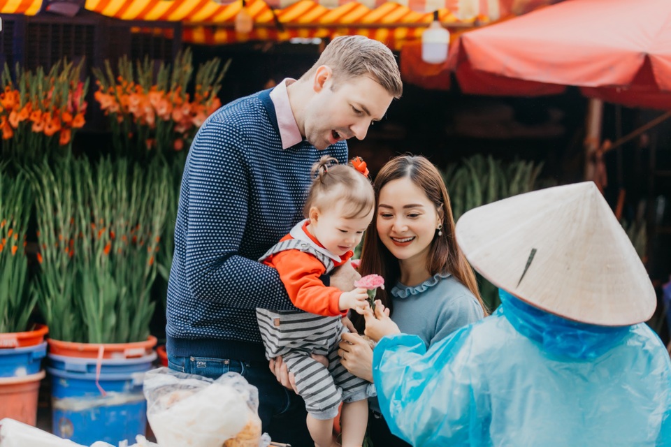 Lan Phương được chồng ngoại quốc hôn đắm đuối khi đi chợ Việt sắm Tết Tây - 12 Lan Phương được chồng ngoại quốc hôn đắm đuối khi đi chợ Việt sắm Tết Tây - 12