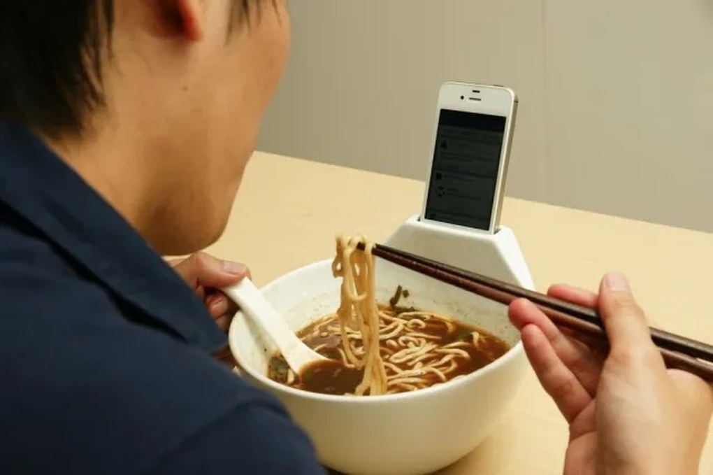 Vừa ăn mì vừa xem smartphone là điều phổ biến tại Nhật Bản, nhưng chủ quán Debu-chan không muốn điều đó (Ảnh minh họa: Giz). Vừa ăn mì vừa xem smartphone là điều phổ biến tại Nhật Bản, nhưng chủ quán Debu-chan không muốn điều đó (Ảnh minh họa: Giz).