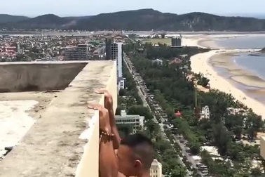 Thót tim xem chàng trai đu bám trên mái tầng thượng khách sạn