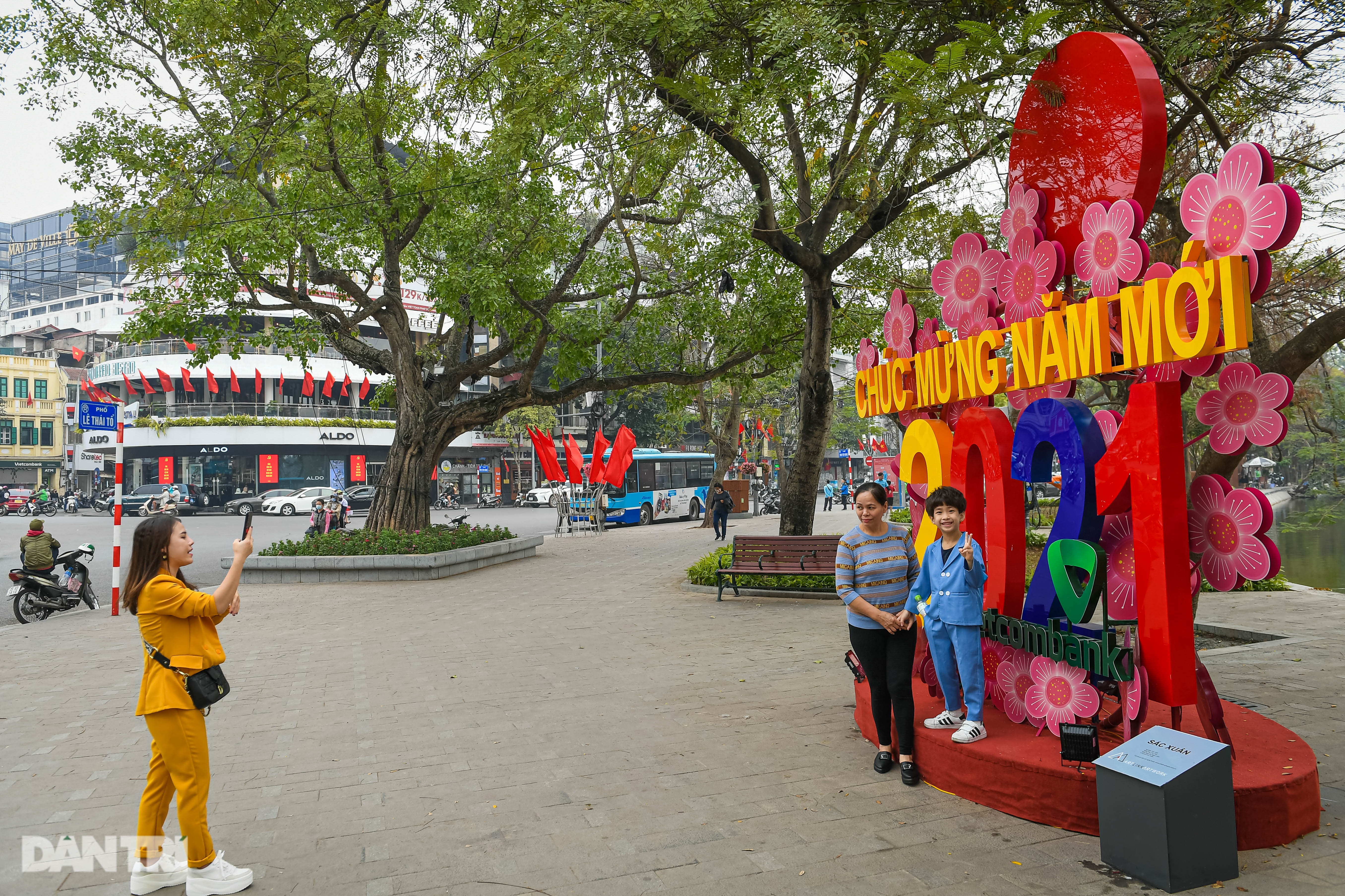 Hà Nội khoác áo mới rực rỡ chào đón Tết Tân Sửu 2021 - 10 Hà Nội khoác áo mới rực rỡ chào đón Tết Tân Sửu 2021 - 10