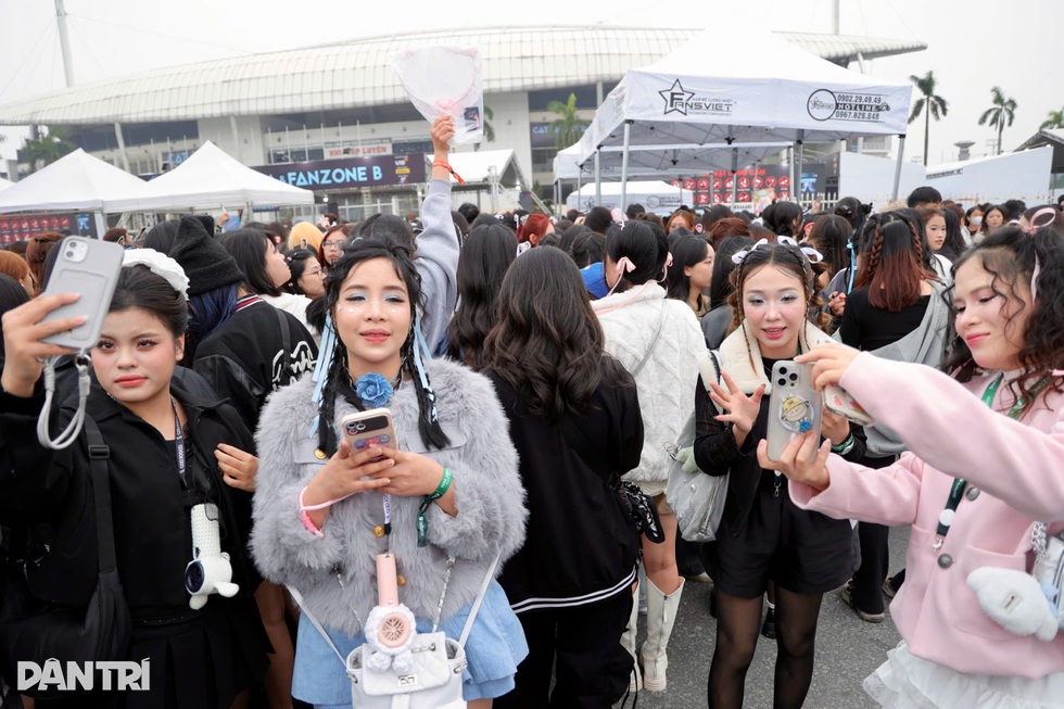 Hà Nội: Fan thức xuyên đêm, ngất xỉu vì kiệt sức chờ xem Anh trai say hi - 8