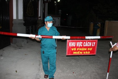 Dỡ phong tỏa một khu dân cư, cho phép người dân tắm biển