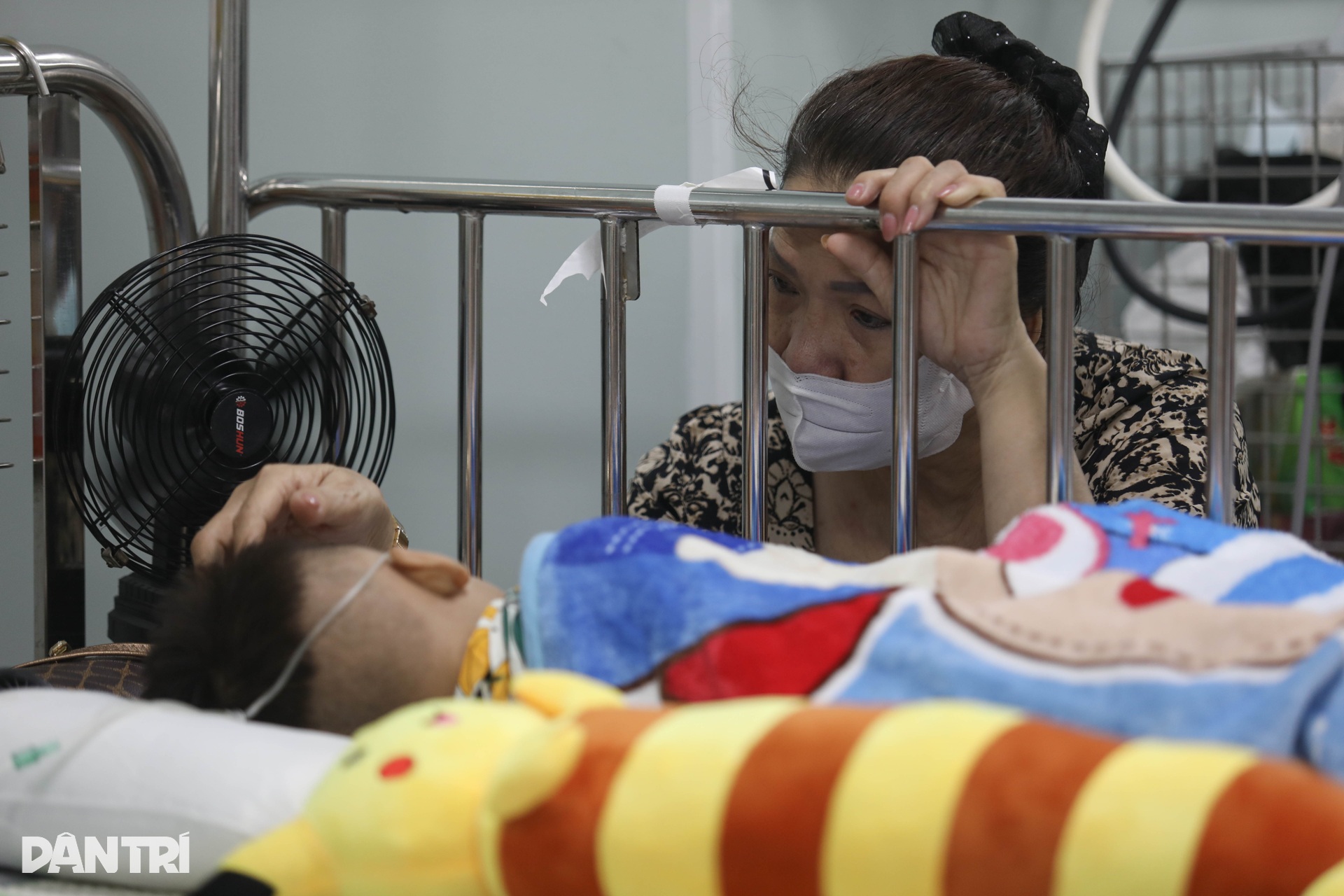 Hàng loạt người lớn, trẻ em ở TPHCM nhập viện vì đe dọa sốc sốt xuất huyết - 5