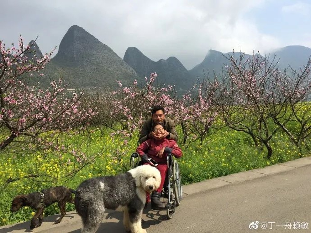 Chàng trai nghèo đưa bạn gái mắc trọng bệnh đi du lịch bằng xe đạp - 1