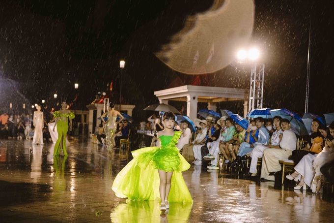 Mẫu nhí Thái Trân hội ngộ dàn Á hậu trên sàn catwalk - 2