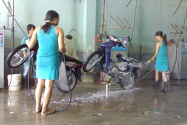 Kiều nữ rửa xe 