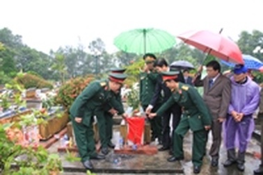 Gắn tên trên bia mộ cho 16 liệt sĩ Trung đội Mai Quốc Ca