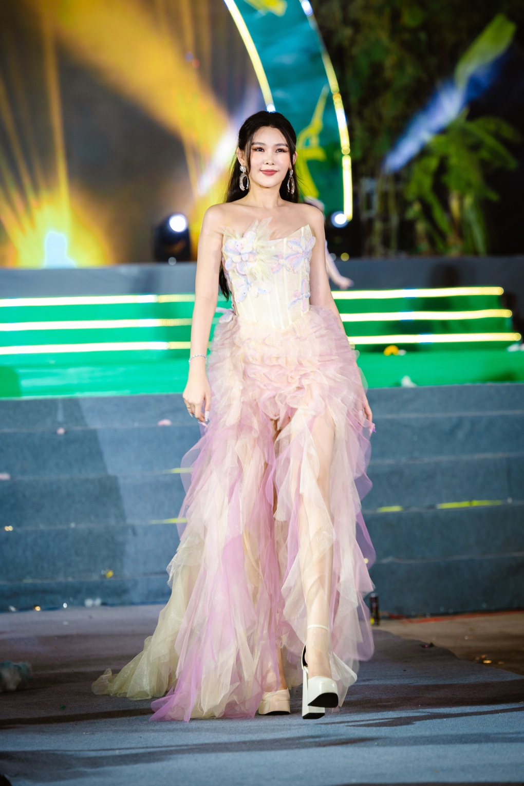 Lê Âu Ngân Anh tái xuất với vai trò vedette, đọ sắc cùng Á hậu Olivia Tan - 7 Lê Âu Ngân Anh tái xuất với vai trò vedette, đọ sắc cùng Á hậu Olivia Tan - 7