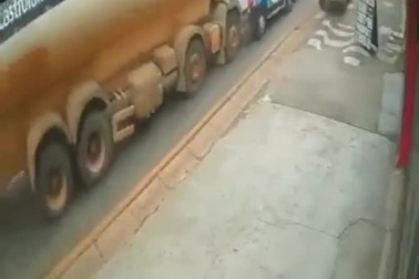 Xe bồn mất phanh gây tai nạn liên hoàn cho loạt xe đang dừng đèn đỏ