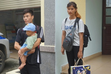 Vợ chồng ôm con 9 tháng tuổi đi bộ về quê vì chủ thầu không trả lương