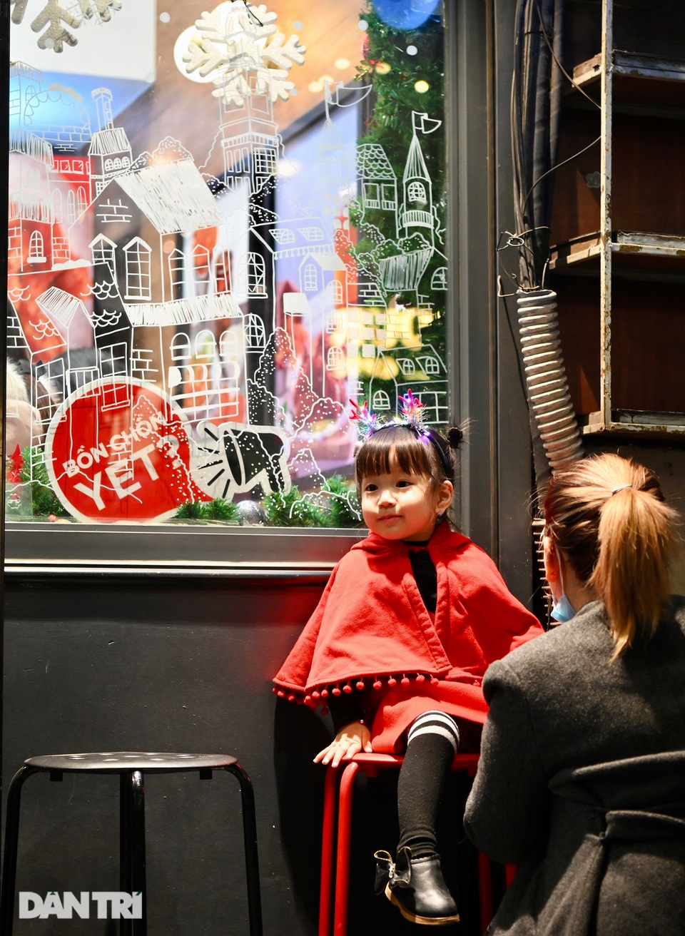 Hà Nội trang hoàng rực rỡ, biển người xuống phố đón Giáng sinh - 9