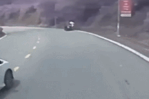 Tình huống "người hùng" cứu gia đình đi xe máy mất phanh khi đổ dốc Tam Đảo