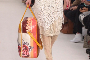 Những “trò chơi khăm” của thời trang hàng hiệu