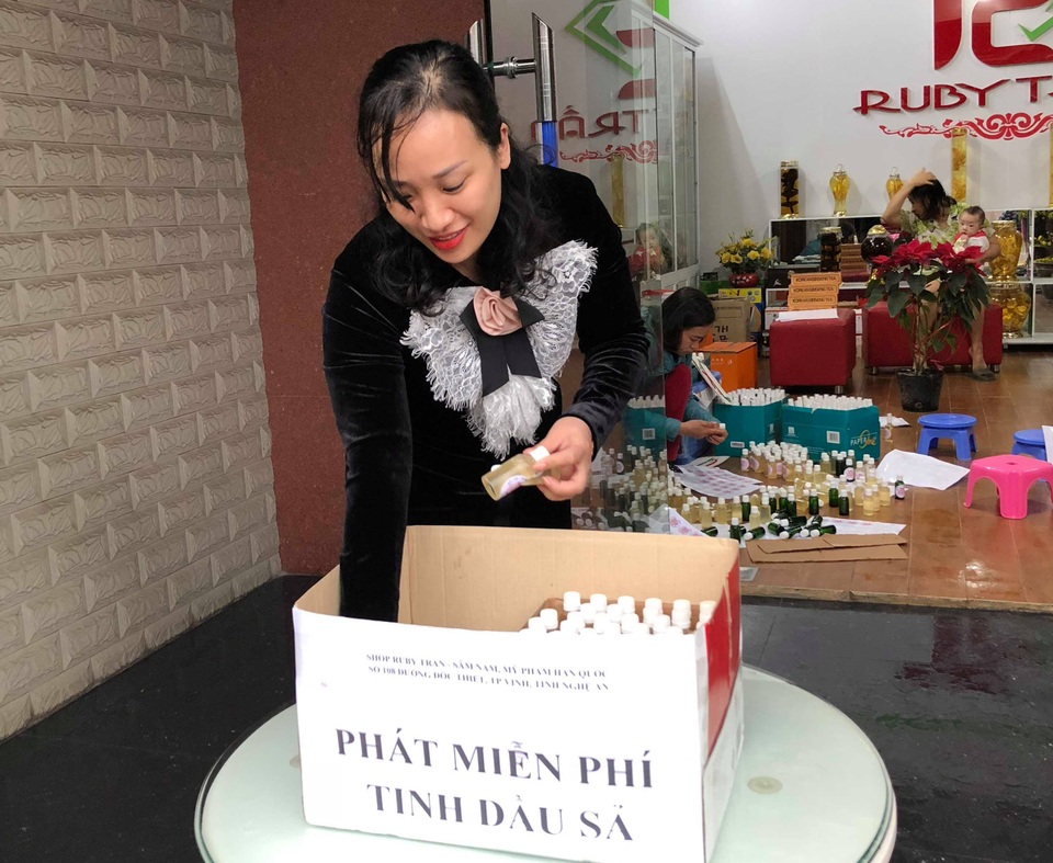 Con đập lợn tiết kiệm cùng mẹ mua tinh dầu tặng người dân - 2 Con đập lợn tiết kiệm cùng mẹ mua tinh dầu tặng người dân - 2