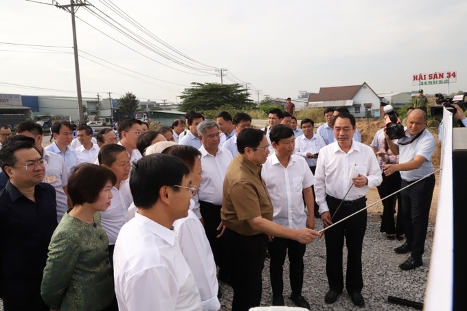 Thủ tướng cũng nghe lãnh đạo Bình Dương báo cáo về các công trình giao thông kết nối vùng Đông Nam Bộ.