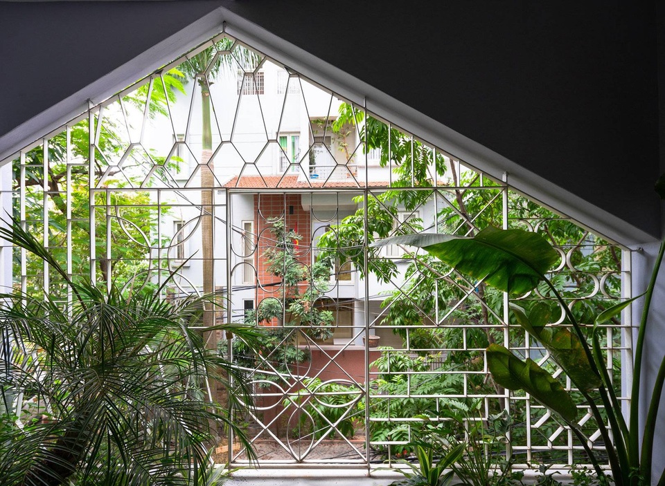 Ngôi nhà 5 tầng có mặt tiền độc đáo, nổi bật trên phố Hà Nội - 5