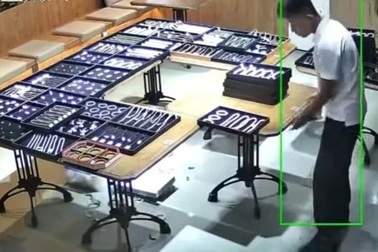 Nhân viên làm vỡ hơn 30 vòng ngọc quý hiếm, chủ tiệm xử lý gây xúc động