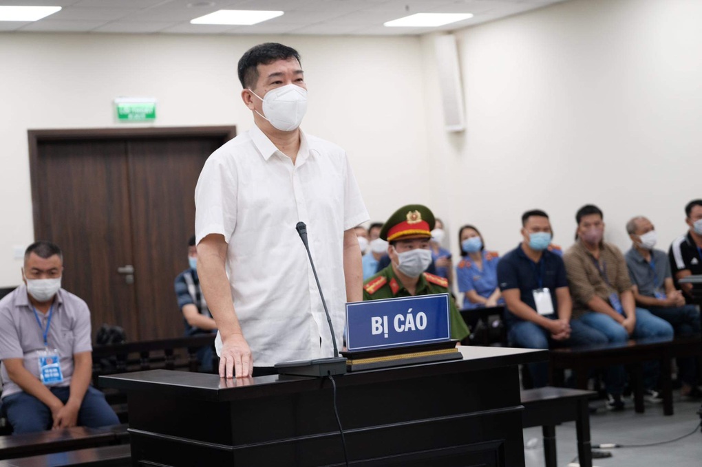 Sáng nay cựu Đại tá Phùng Anh Lê hầu tòa - 1 Sáng nay cựu Đại tá Phùng Anh Lê hầu tòa - 1