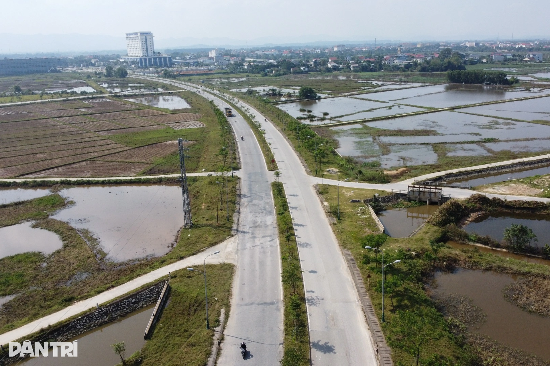 Đường trăm tỷ ở cửa ngõ thành phố lồi lõm, bẫy người đi đường - 1