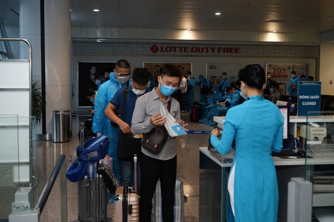 Vietnam Airlines thực hiện chuyến bay thương mại quốc tế thường lệ đầu tiên sau Covid-19 - Ảnh 10.