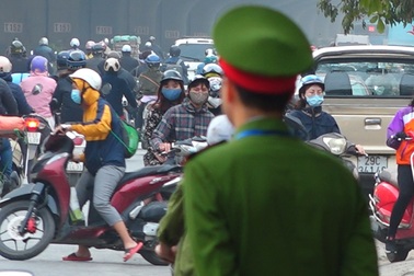 Đoàn xe băng băng đi ngược đường Hà Nội phản ứng bất ngờ khi gặp CSGT