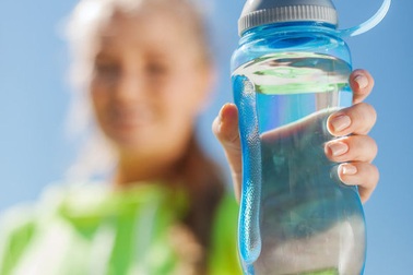 Choáng với lượng vi khuẩn trong bình nước cá nhân