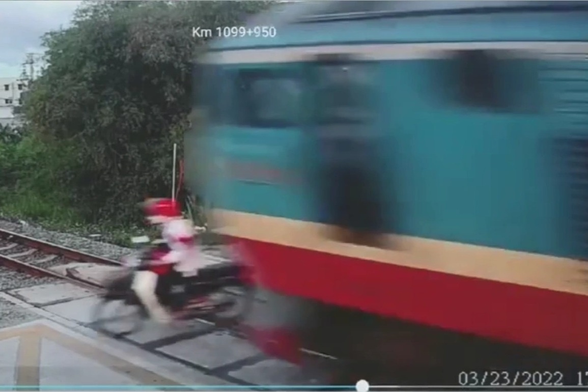Cố vượt đường sắt khi tàu đang chạy, nam thanh niên tử vong tại chỗ - 1 Cố vượt đường sắt khi tàu đang chạy, nam thanh niên tử vong tại chỗ - 1