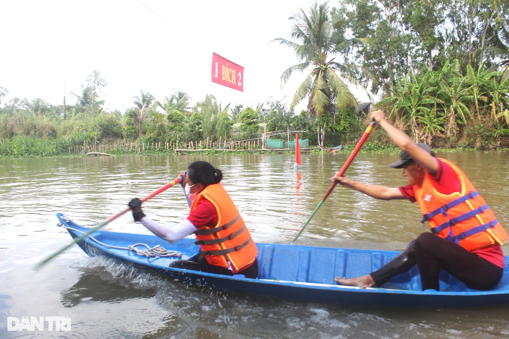 Sôi nổi màn đua xuồng ba lá ở Bạc Liêu mừng 50 năm thống nhất đất nước - 2 Sôi nổi màn đua xuồng ba lá ở Bạc Liêu mừng 50 năm thống nhất đất nước - 2