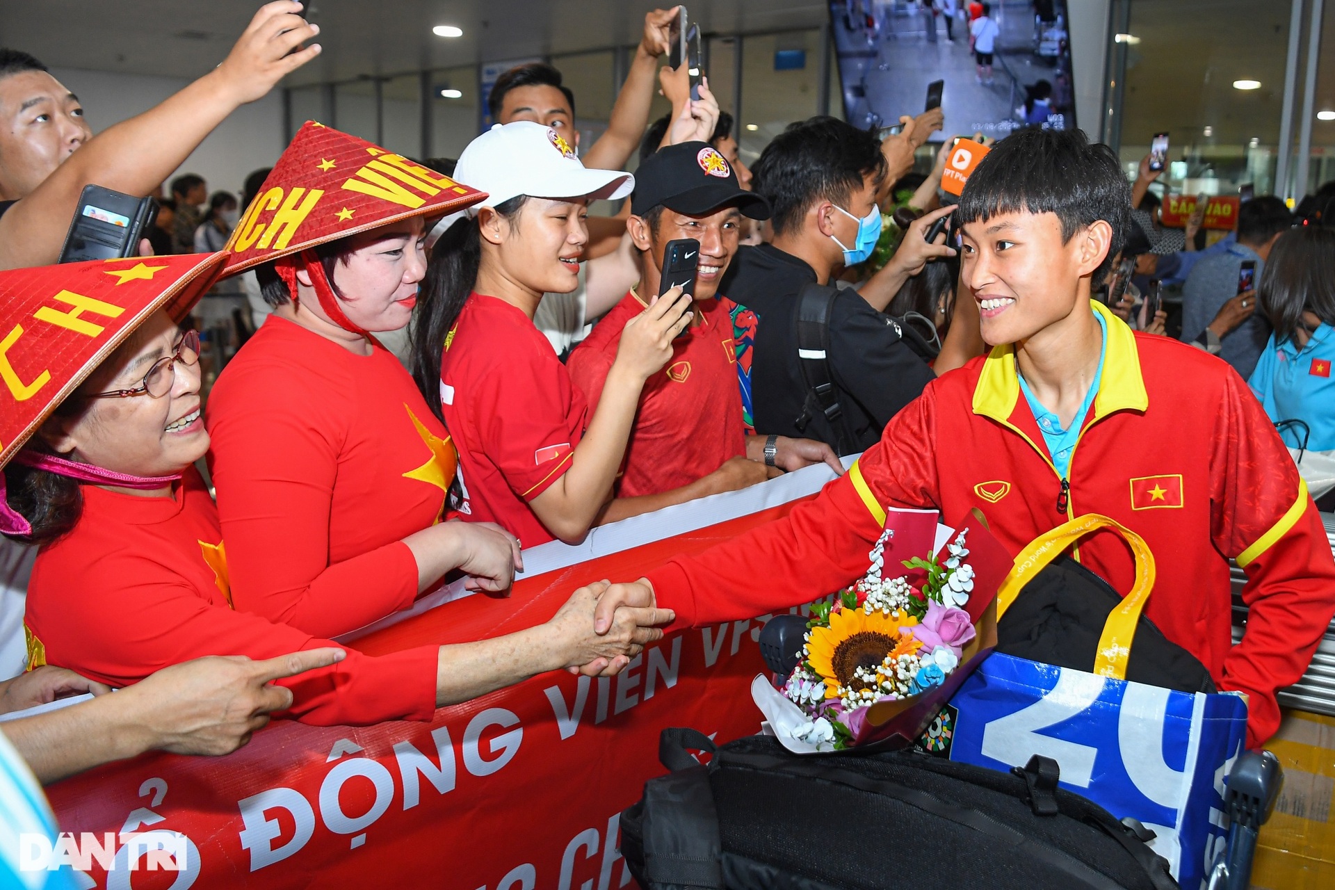 Tuyển nữ Việt Nam rạng rỡ ngày về nước, HLV Mai Đức Chung nhận quà đặc biệt - 6