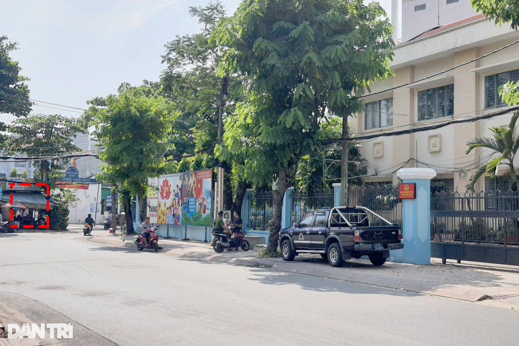 Người đàn ông lấy điện thoại trên tay bé gái gần trụ sở công an - 2 Người đàn ông lấy điện thoại trên tay bé gái gần trụ sở công an - 2