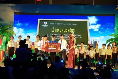Khánh Hòa: Trao 20 suất học bổng đến con em huyện đảo Trường Sa