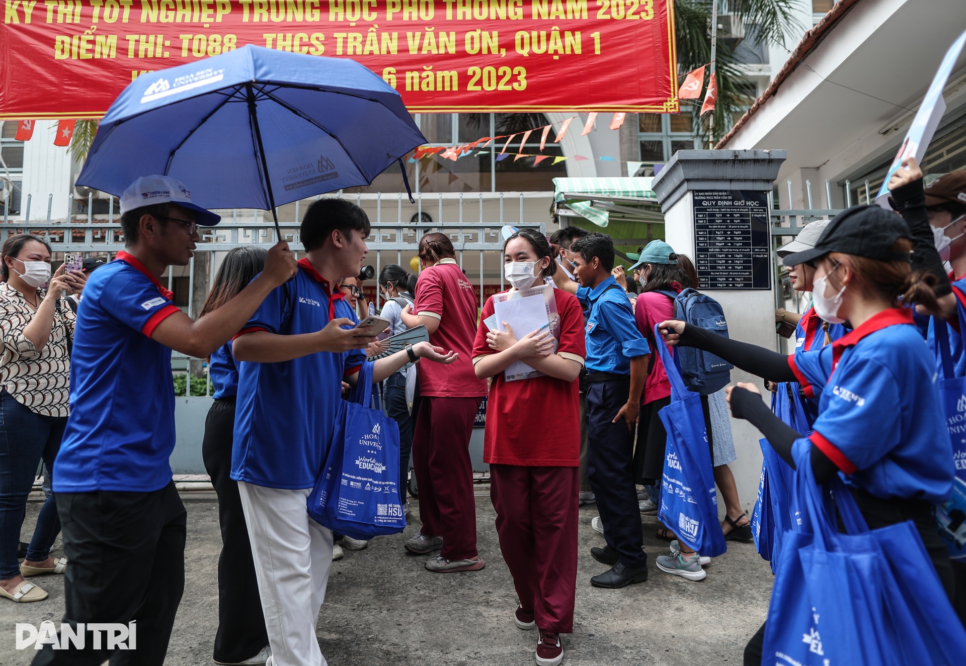 Phụ huynh đứng ngồi không yên trước cánh cửa phòng thi THPT 2023 - 10 Phụ huynh đứng ngồi không yên trước cánh cửa phòng thi THPT 2023 - 10