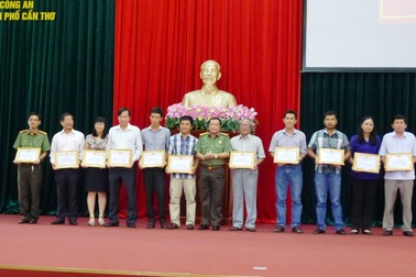 Công an Cần Thơ họp mặt báo chí: “Nóng” chuyện dao kiếm của giới trẻ