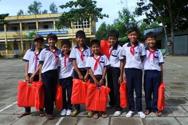 1.000 quyển vở đến với các em học sinh nghèo ở huyện Cờ Đỏ