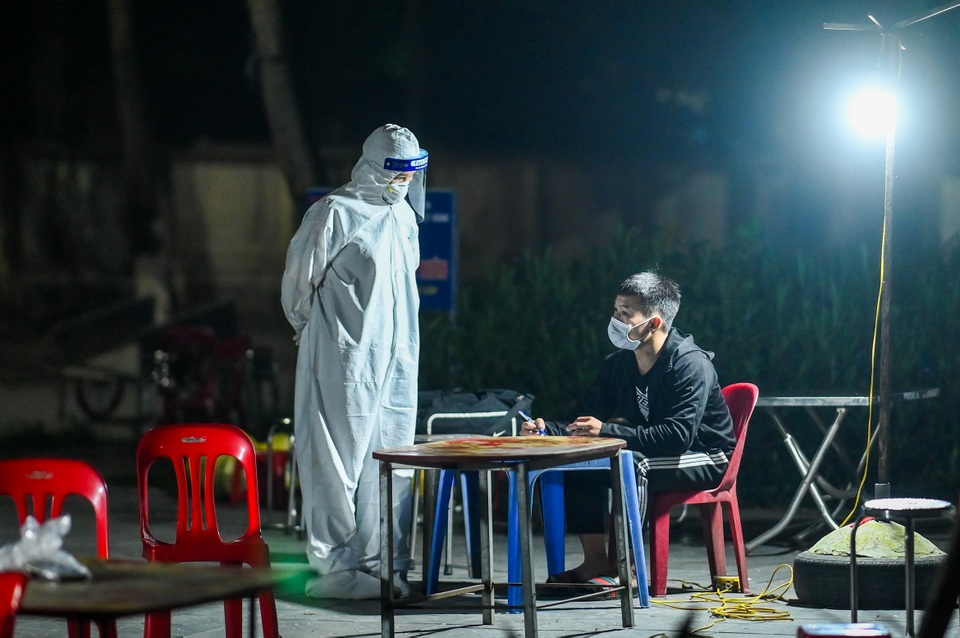 Hà Nội: Đưa các trường hợp F1 ở Đông Anh đi cách ly ngay trong đêm - 1 Hà Nội: Đưa các trường hợp F1 ở Đông Anh đi cách ly ngay trong đêm - 1