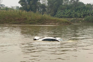 Vụ ô tô KIA trôi trên sông Hồng là do tai nạn, 2 vợ chồng đi xe đã tử vong