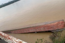 Hà Nội: Tàu 700 tấn chở cát bị lật úp dưới chân cầu Chương Dương