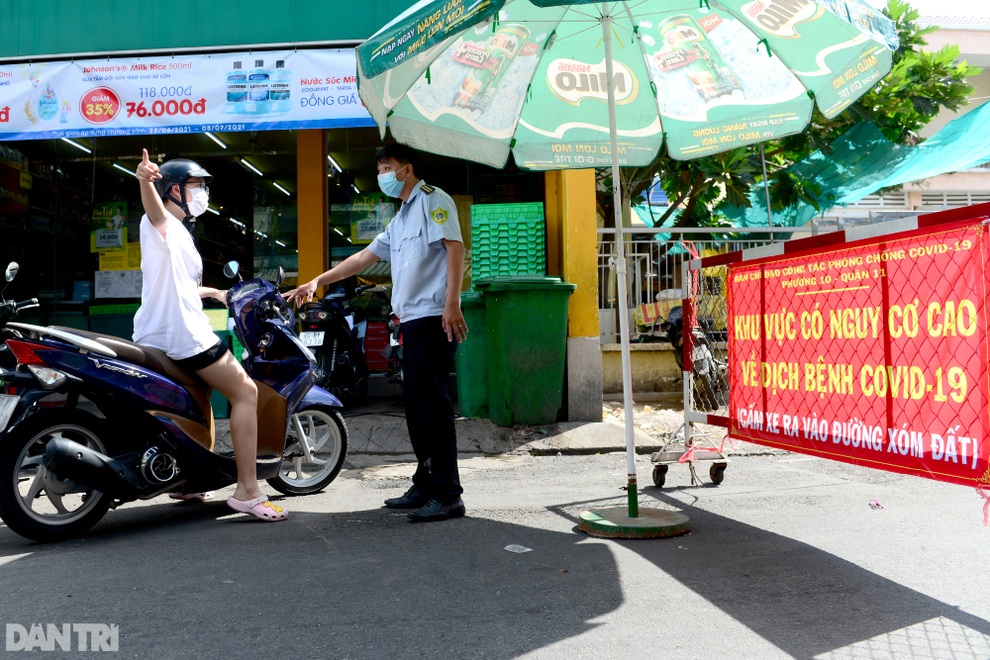 Dân Sài Gòn xếp hàng nhận phiếu đi chợ mùa dịch như thời bao cấp - 12 Dân Sài Gòn xếp hàng nhận phiếu đi chợ mùa dịch như thời bao cấp - 12