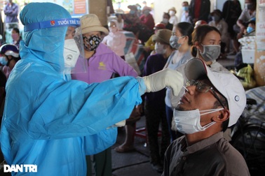 Lấy mẫu hơn 1.000 người ở chợ Tuy Hòa, phát hiện 2 ca dương tính SARS-CoV-2